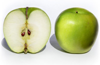 Een doorgesneden en een volledige Granny Smith-appel. Bron: Wikipedia