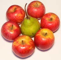 Een peer omringd door zes appels. Bron: everystockphoto.com